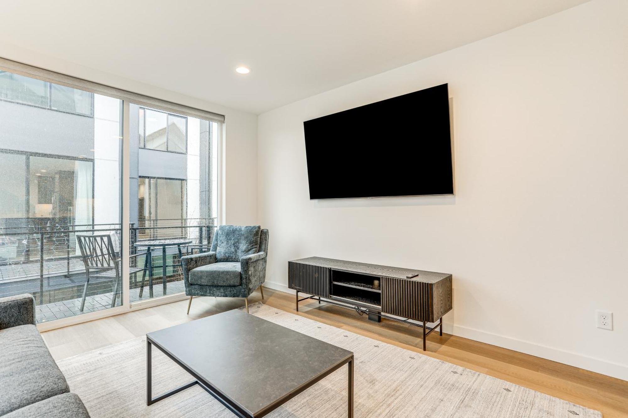 Modern Townhome Walk To Light Rail! Holiday home Seattle