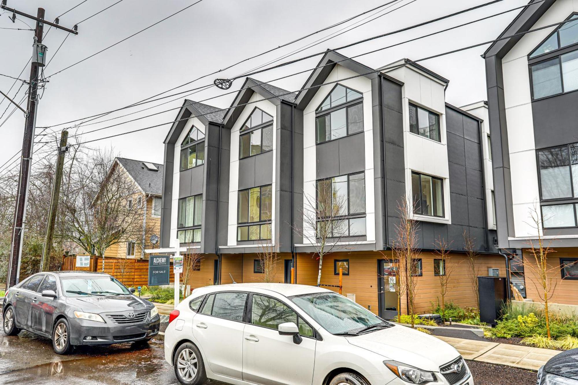 Modern Townhome Walk To Light Rail! *