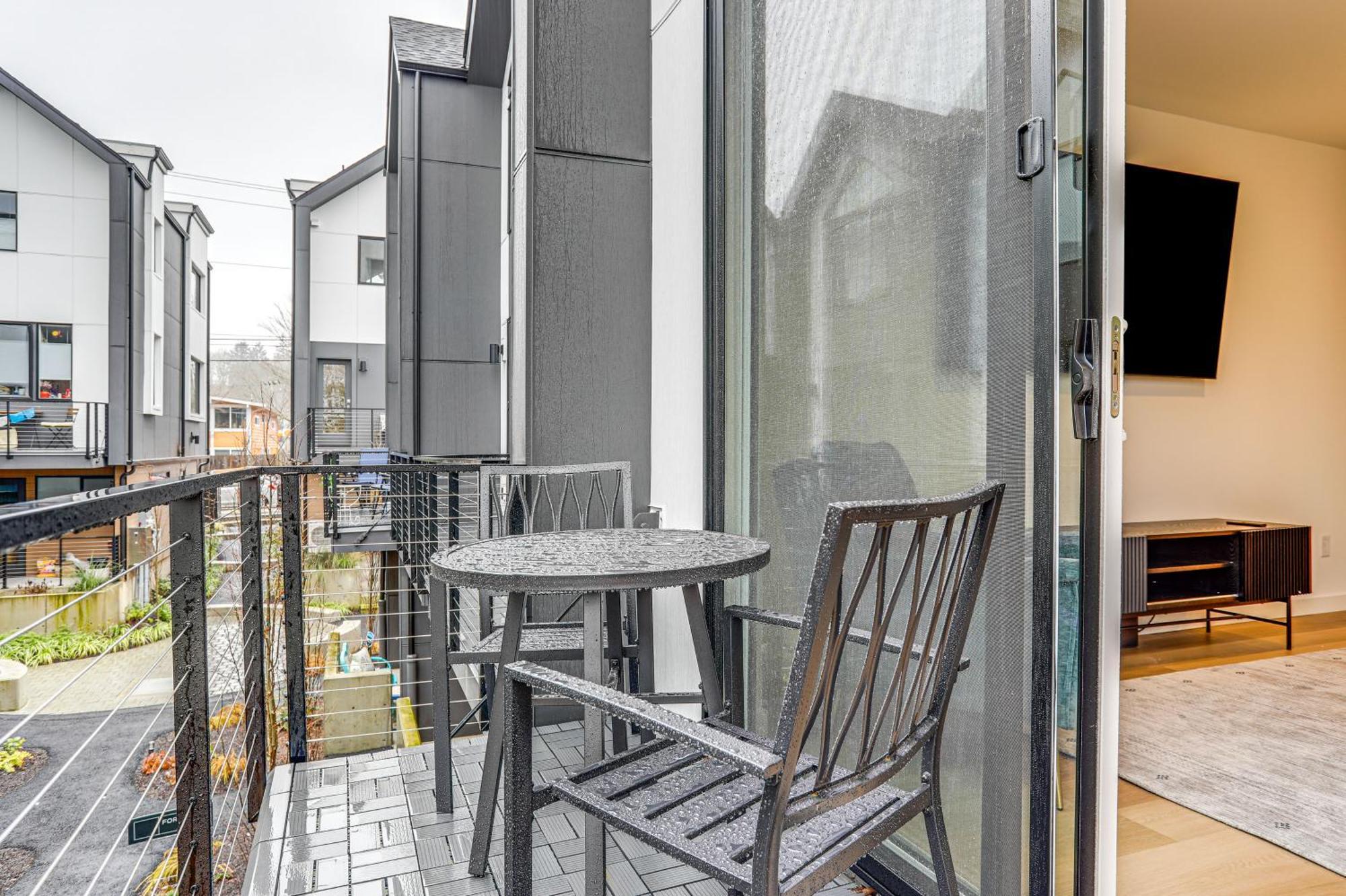 Modern Townhome Walk To Light Rail! Seattle