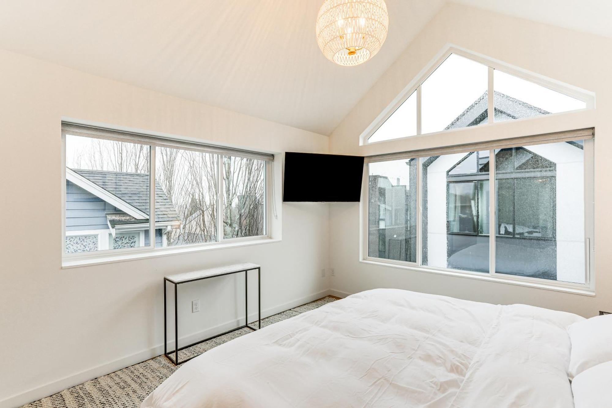 Modern Townhome Walk To Light Rail!