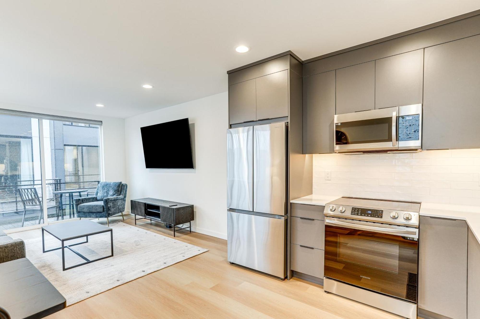 Modern Townhome Walk To Light Rail! *