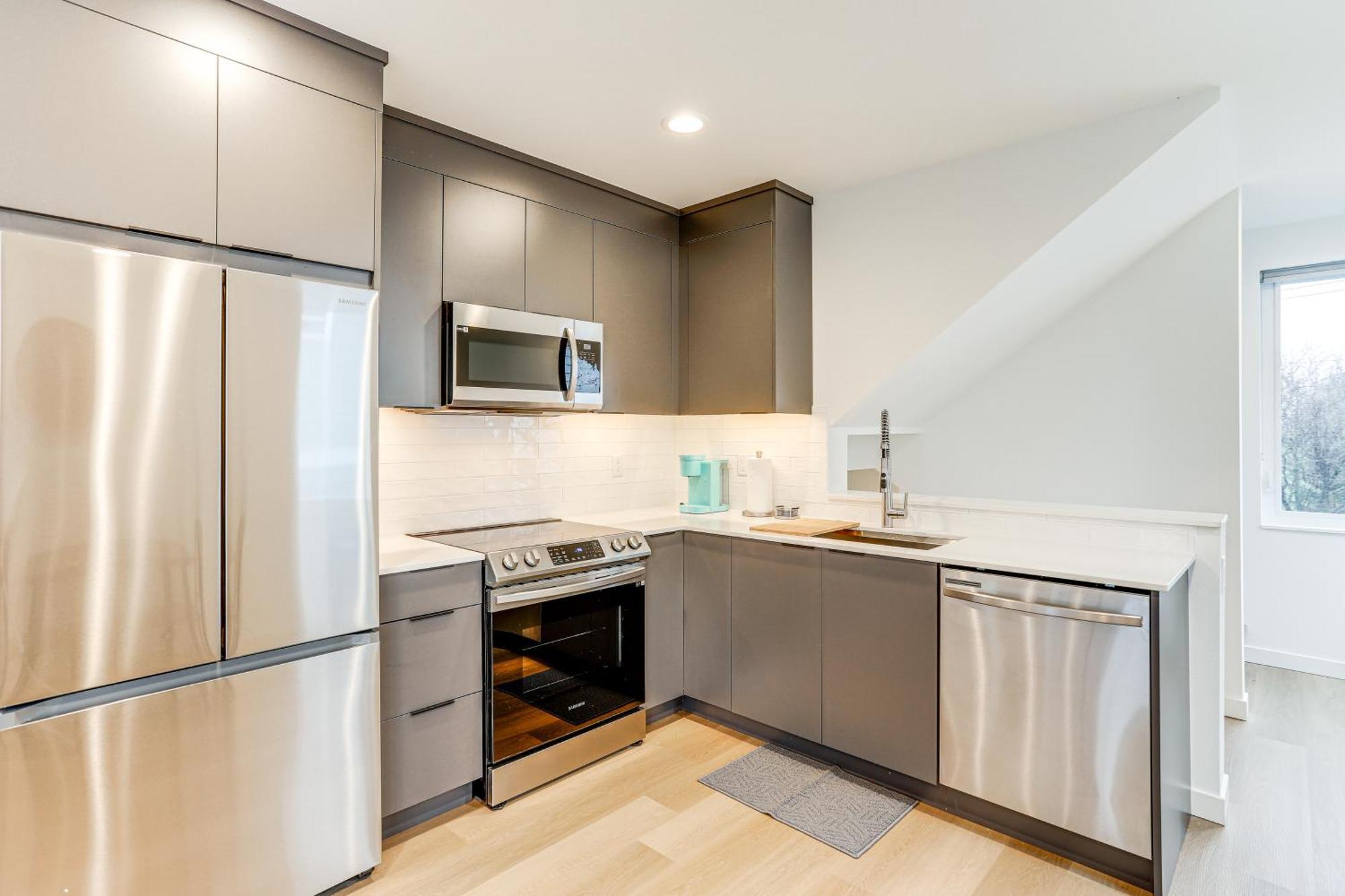 Modern Townhome Walk To Light Rail! * Seattle