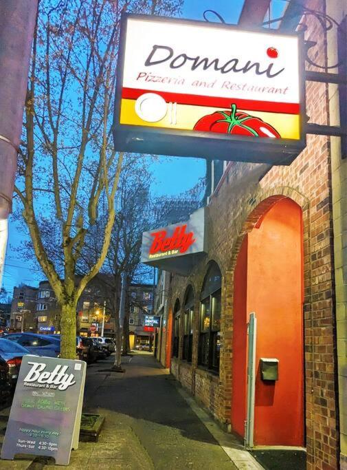 Walker Paradise #2 With 1 Permitted Street Parking In Front Holiday home Seattle
