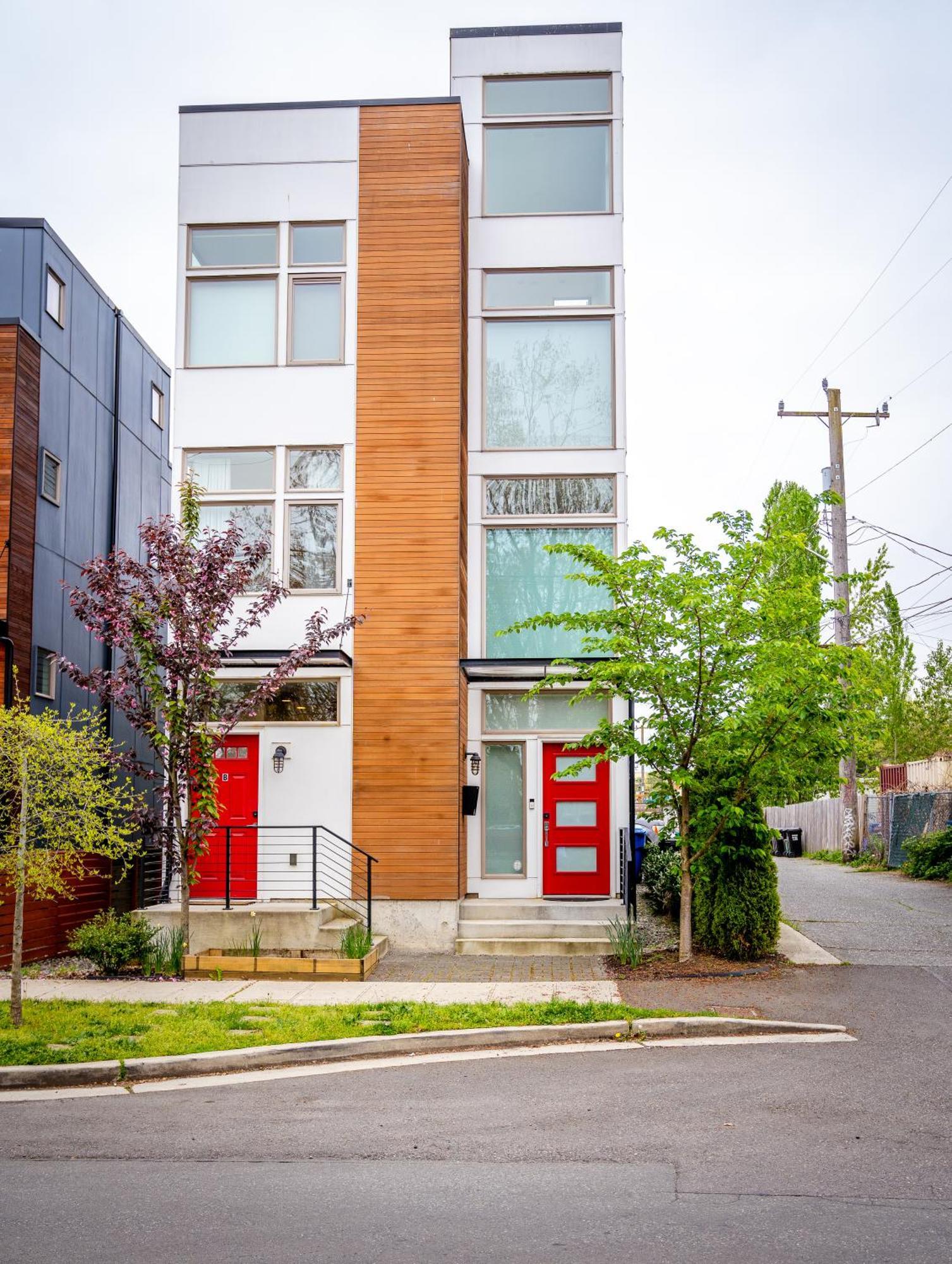 Explore Free Parking & Walk To Light Rail - New Listing & Abnb Superhost
