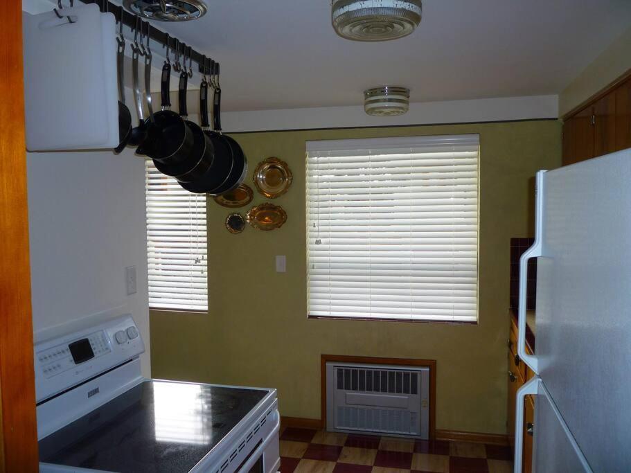 Quiet Residential Wallingford W/parking Apartment *