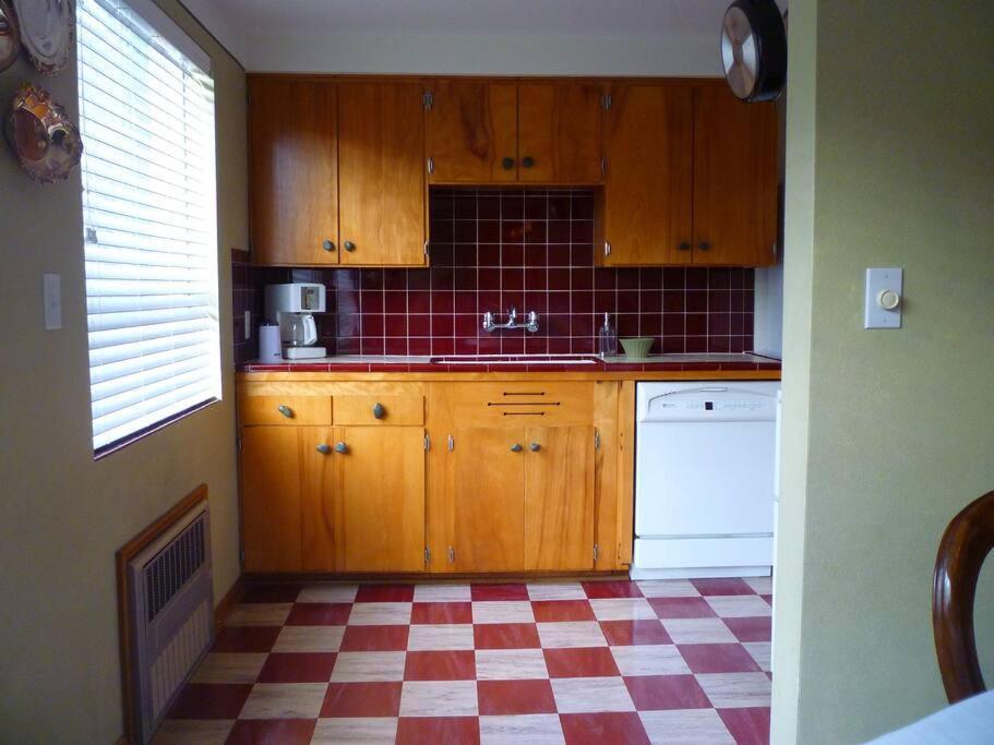 Quiet Residential Wallingford W/parking Apartment