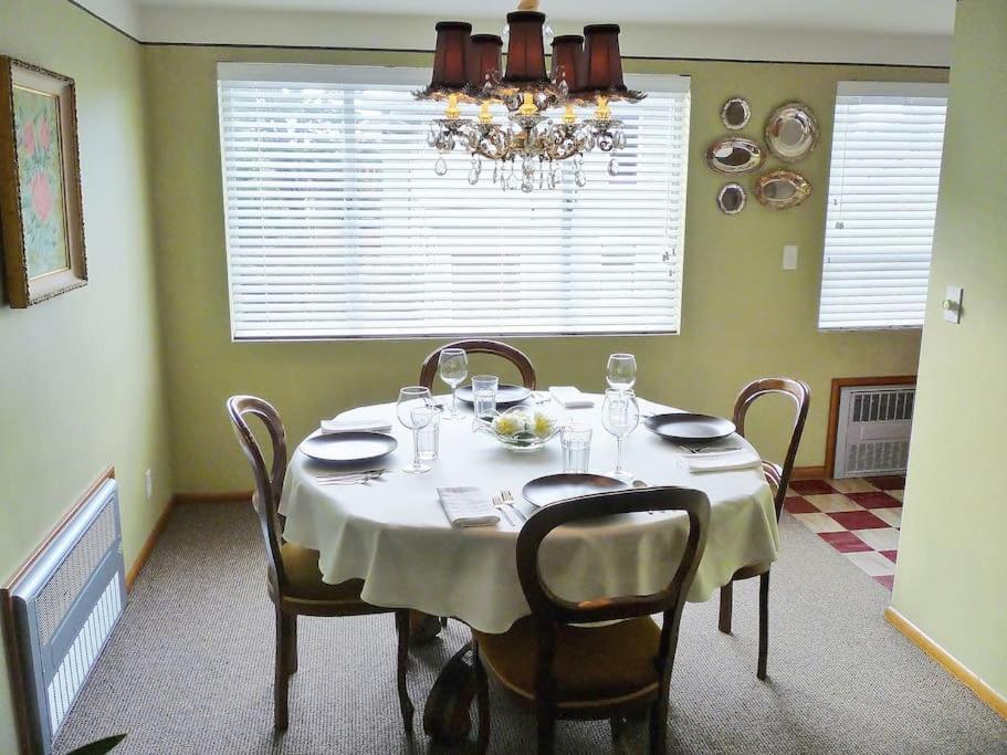 Quiet Residential Wallingford W/parking Apartment *