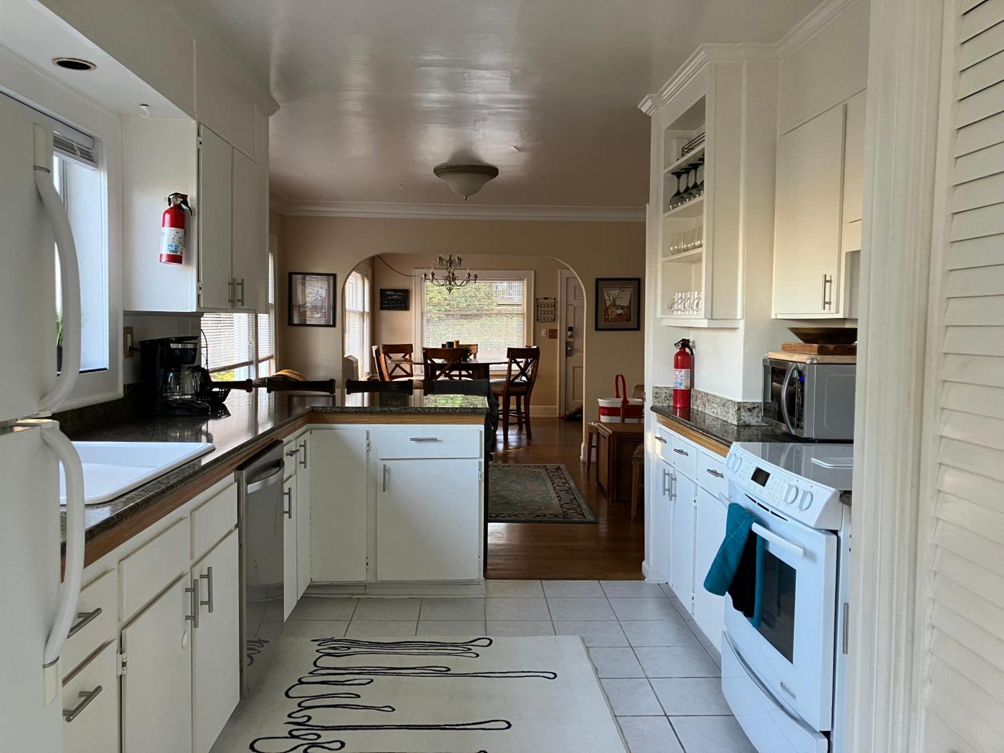 Seattle-queen Anne-- 7 Bedroom 3 Ba--one Block To Spu Holiday home *