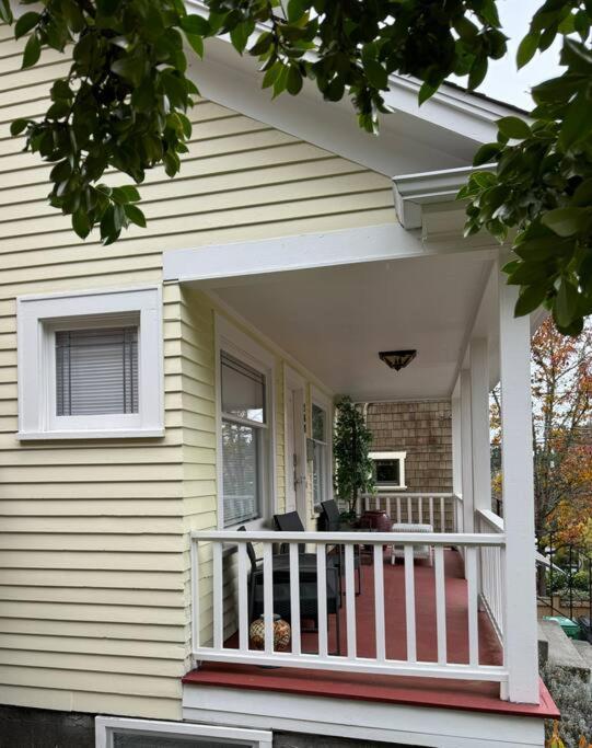 Holiday home Seattle-queen Anne-- 7 Bedroom 3 Ba--one Block To Spu *
