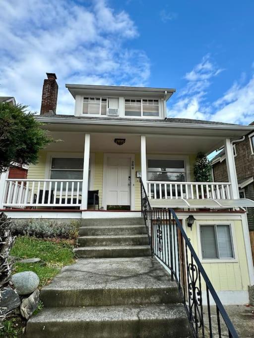 Seattle-queen Anne-- 7 Bedroom 3 Ba--one Block To Spu *