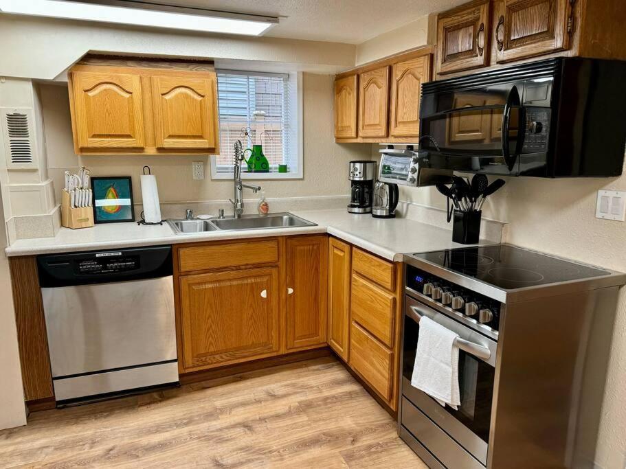 Seattle-queen Anne-- 7 Bedroom 3 Ba--one Block To Spu