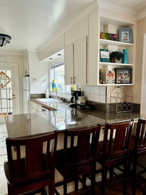 Seattle-queen Anne-- 7 Bedroom 3 Ba--one Block To Spu Seattle