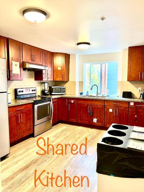 Apartment Private With Shared Bathroom With Another Unit, 10 Minutes Walk To Of Washington *