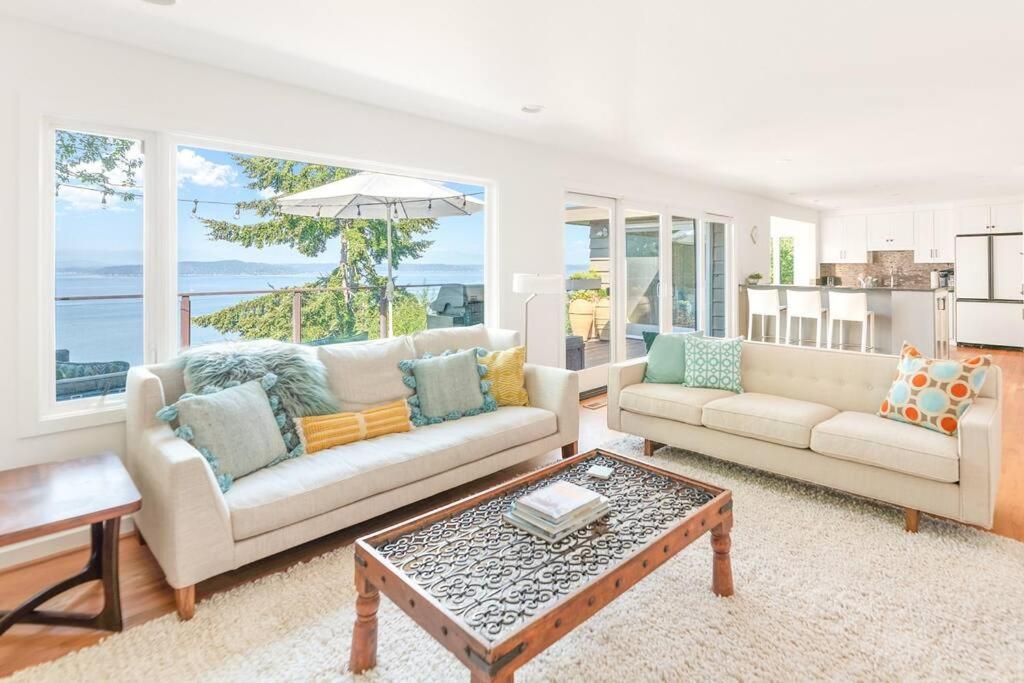 Quintessential Water Views W Hottub
