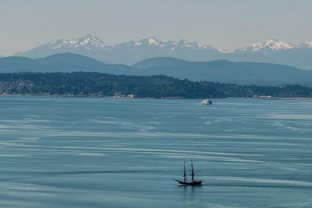 Quintessential Water Views W Hottub *