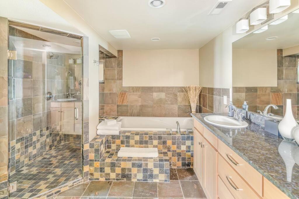 Quintessential Water Views W Hottub