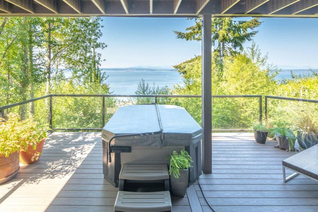 Quintessential Water Views W Hottub Holiday home *