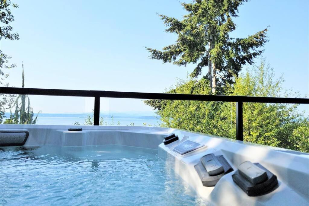 Holiday home Quintessential Water Views W Hottub *