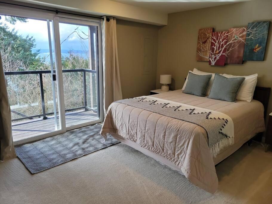 Quintessential Water Views W Hottub Holiday home