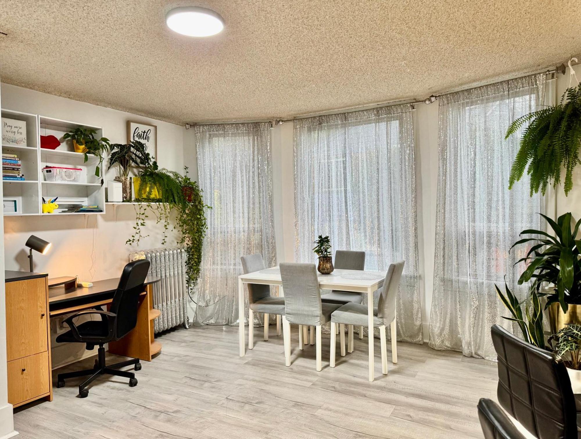 With 2 Bedrooms A King Bed Queen Bed And An Extra Sofa Bed Located 10 Minutes From Seatac Airport And 20 Minutes From Downtown Holiday home Seattle