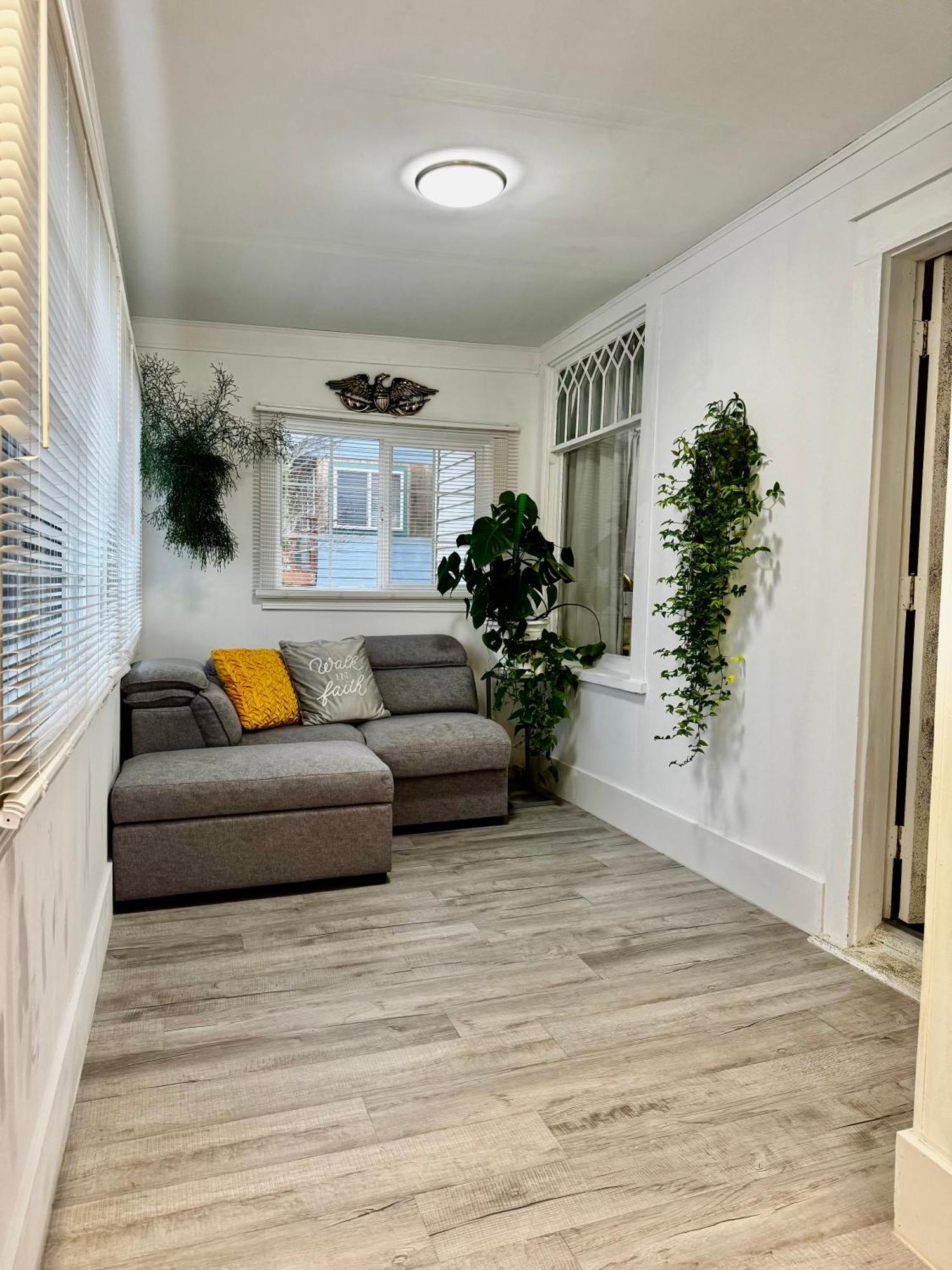 Holiday home With 2 Bedrooms A King Bed Queen Bed And An Extra Sofa Bed Located 10 Minutes From Seatac Airport And 20 Minutes From Downtown *