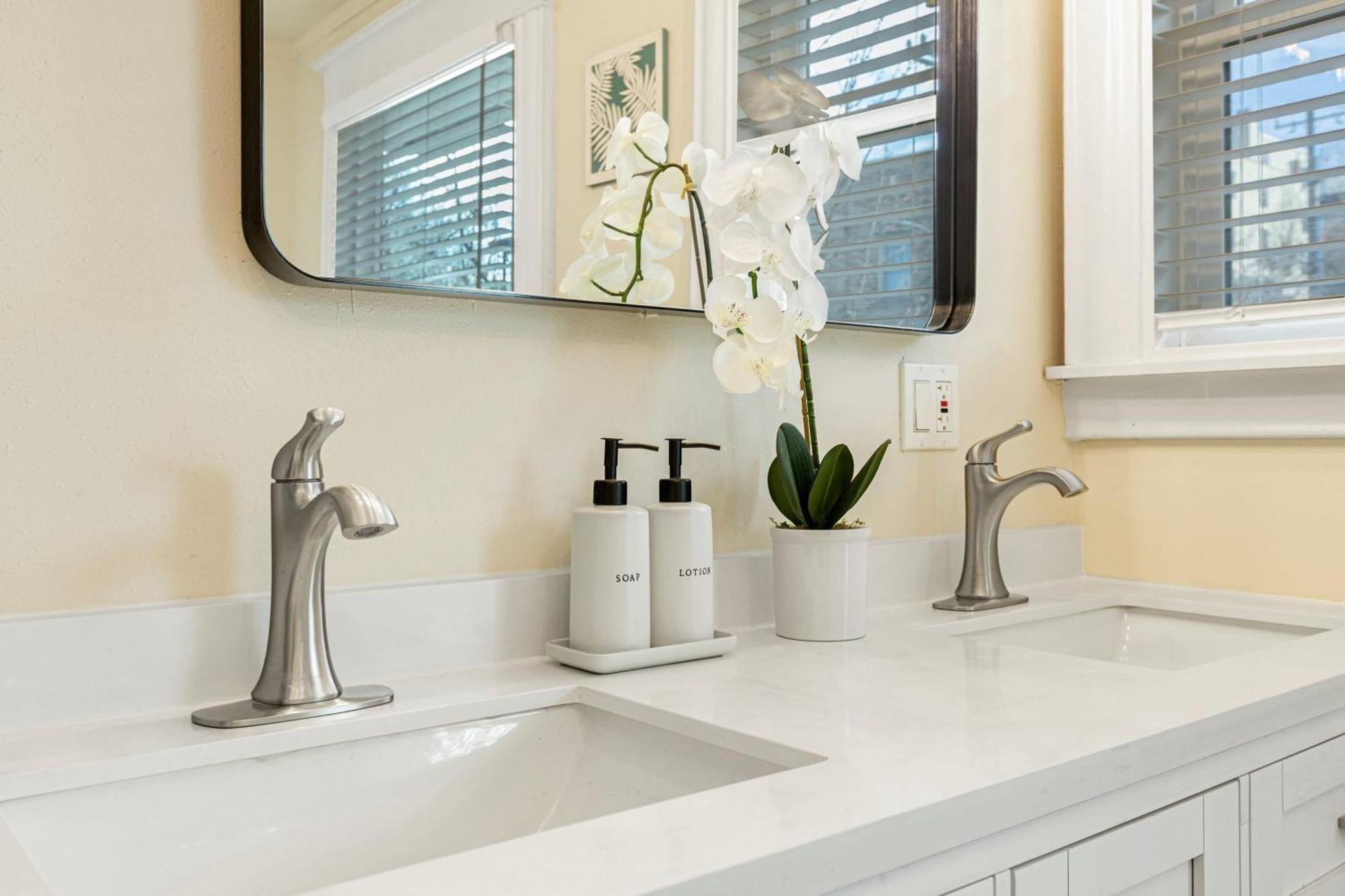 Holiday home Vintage Meets Modern Spacious Capitol Hill Single Family With 97 Walk Score *