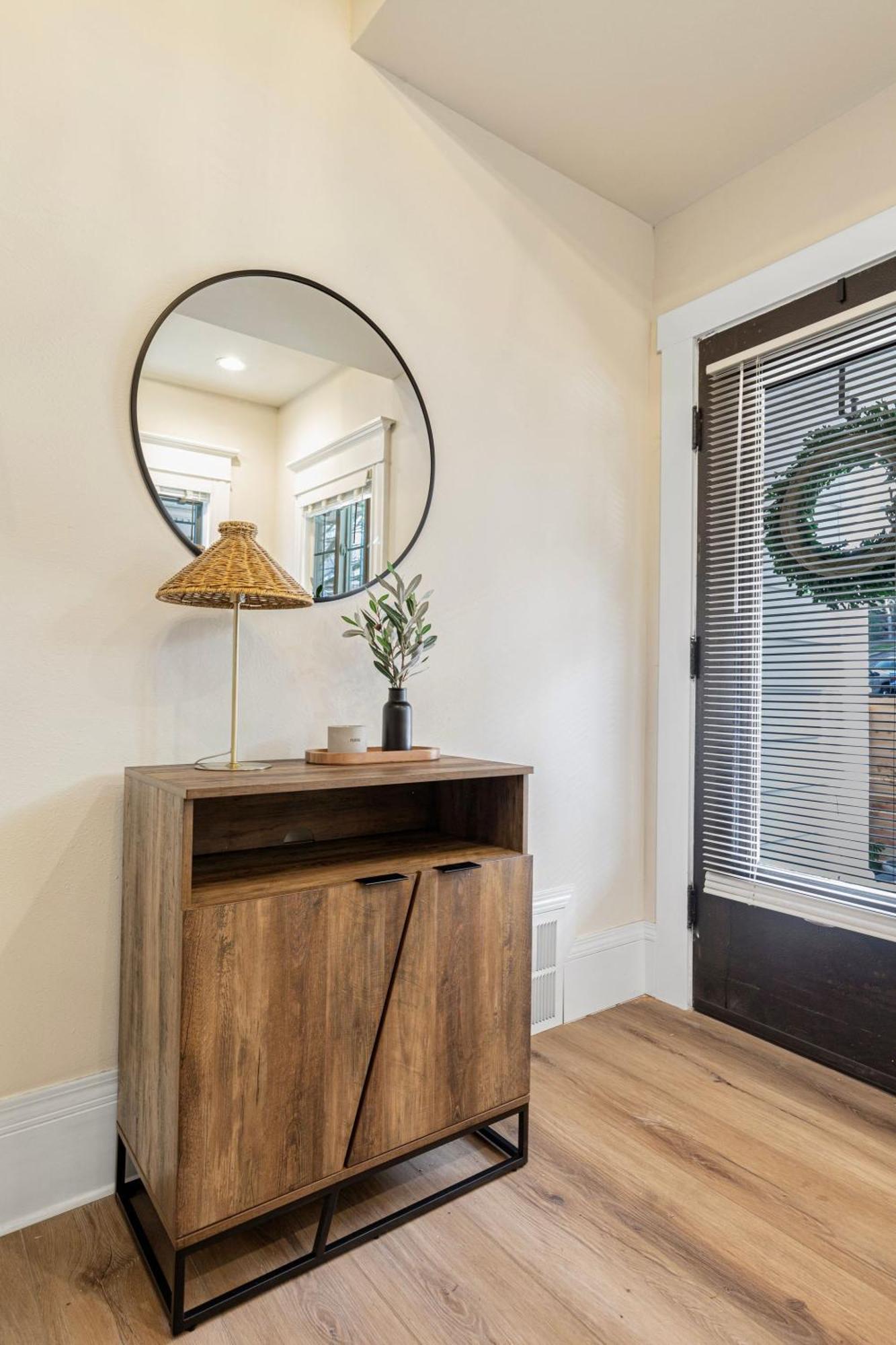 Vintage Meets Modern Spacious Capitol Hill Single Family With 97 Walk Score Holiday home *