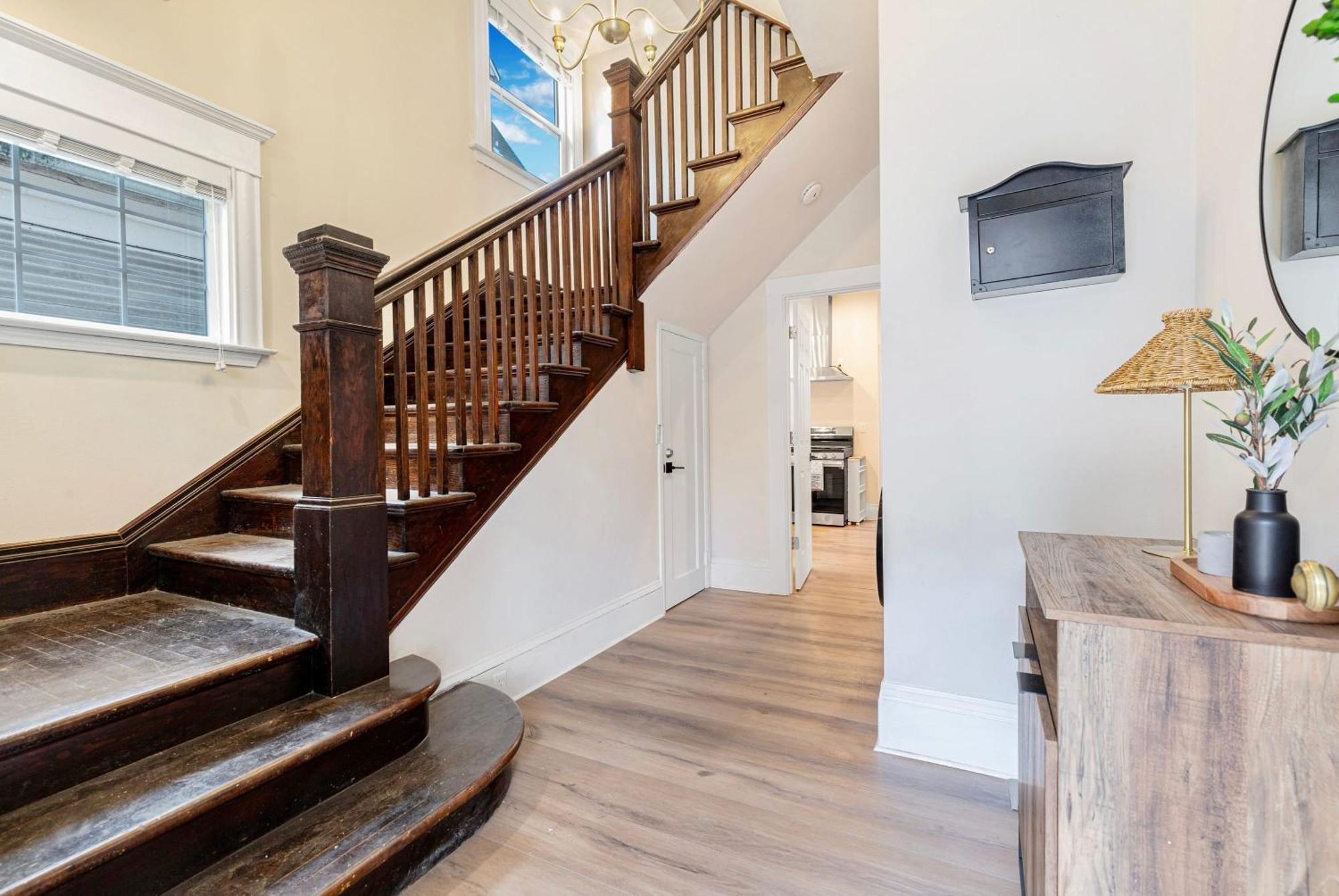 Vintage Meets Modern Spacious Capitol Hill Single Family With 97 Walk Score * Seattle
