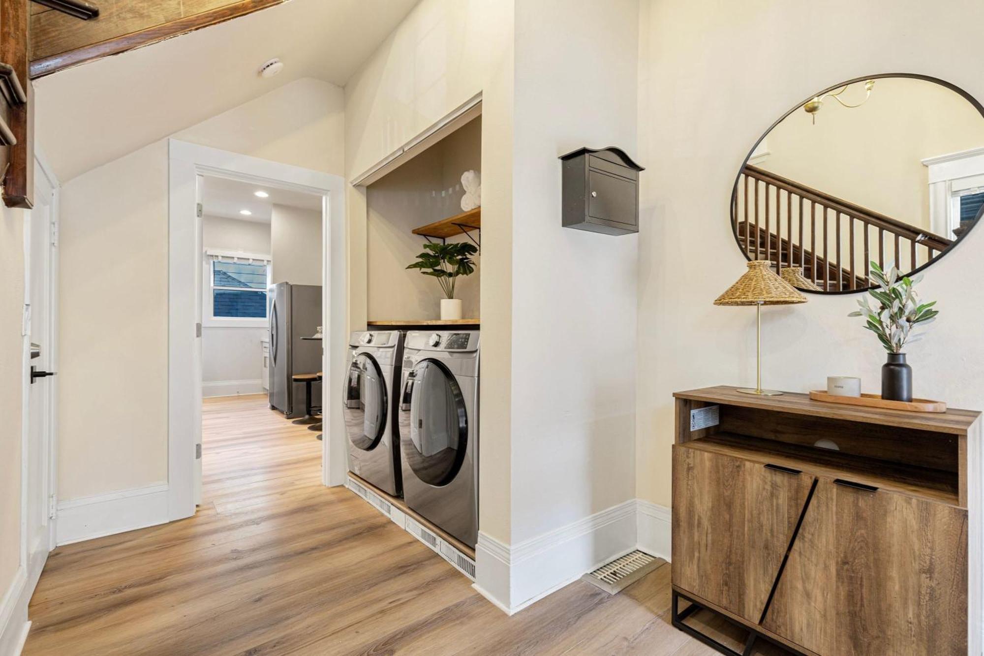 Vintage Meets Modern Spacious Capitol Hill Single Family With 97 Walk Score Holiday home *