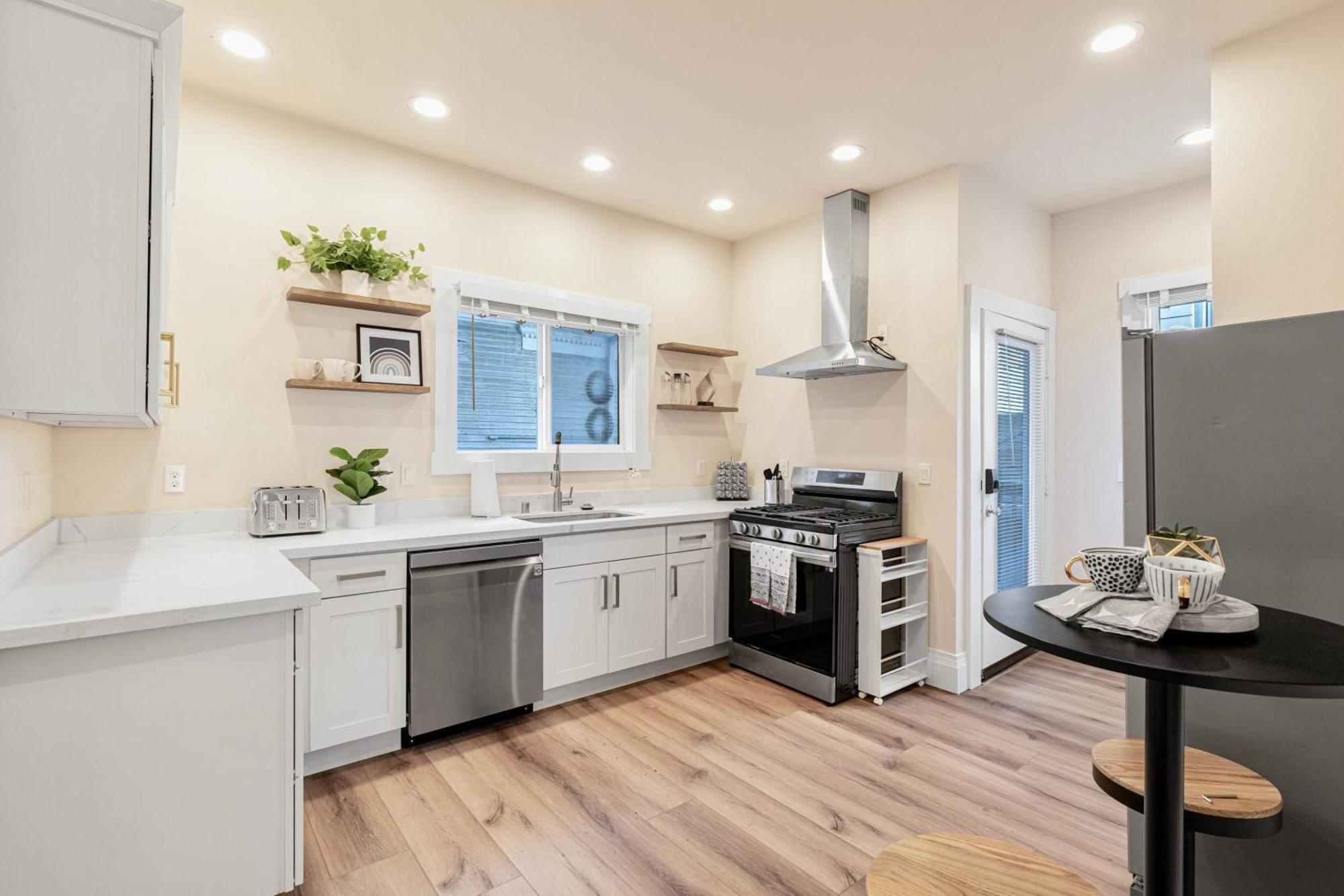 Vintage Meets Modern Spacious Capitol Hill Single Family With 97 Walk Score Holiday home