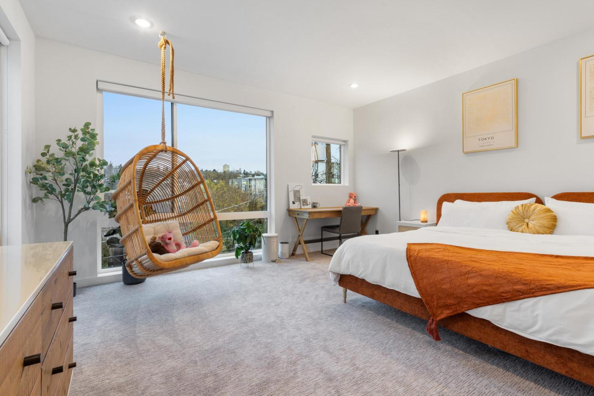 Luxe With Views & Rooftop Apartment *