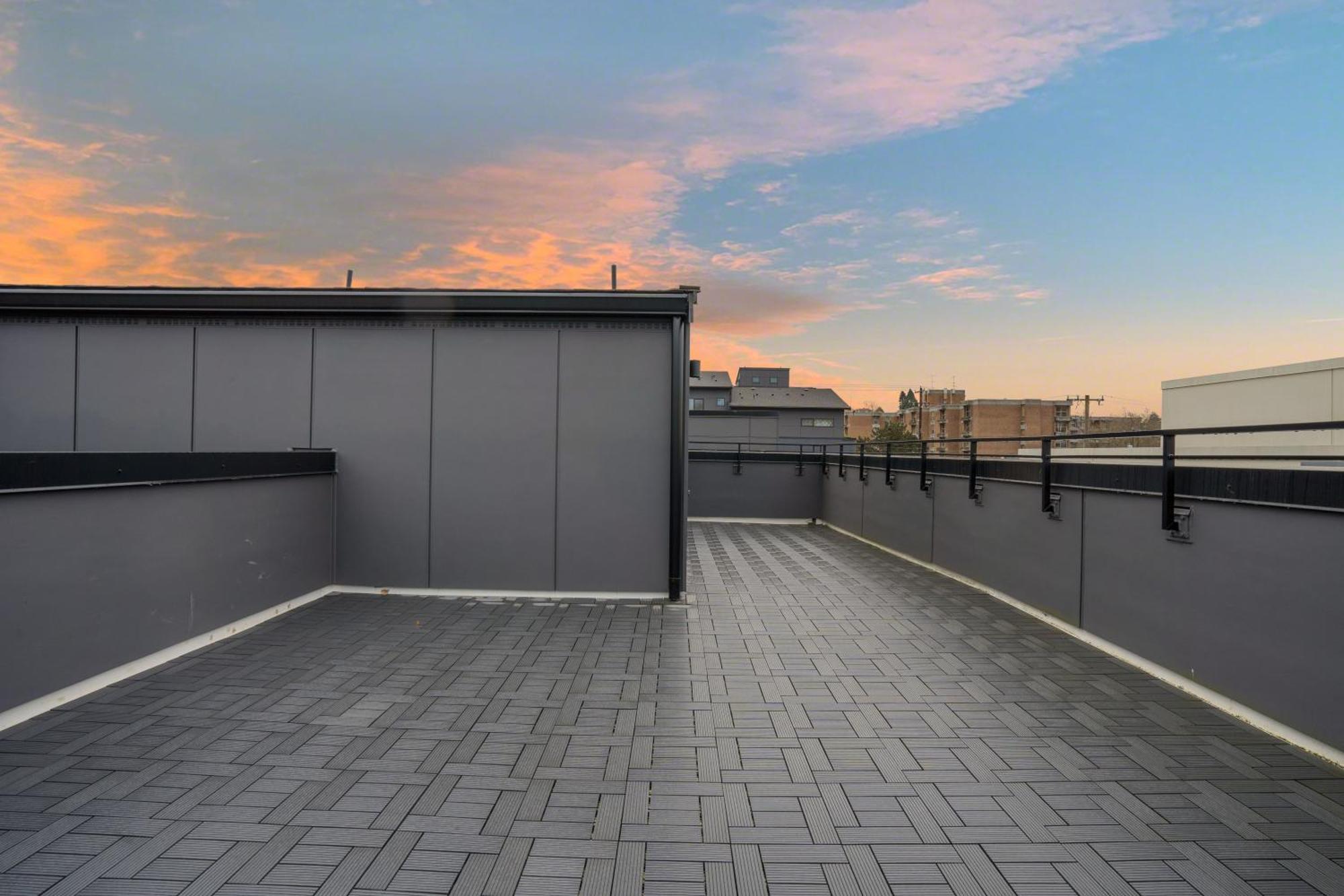 Luxe With Views & Rooftop Seattle