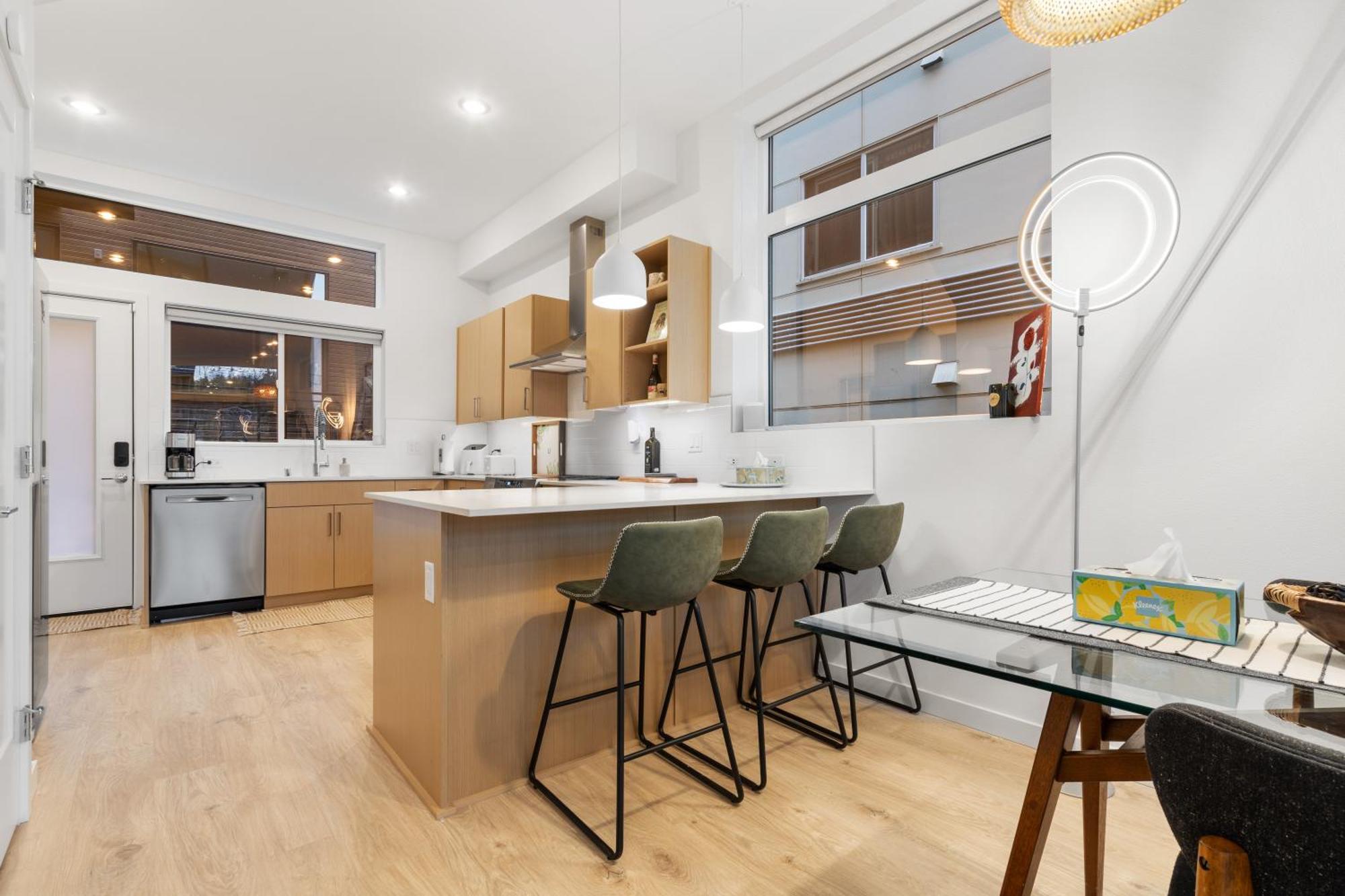 Luxe With Views & Rooftop Apartment Seattle
