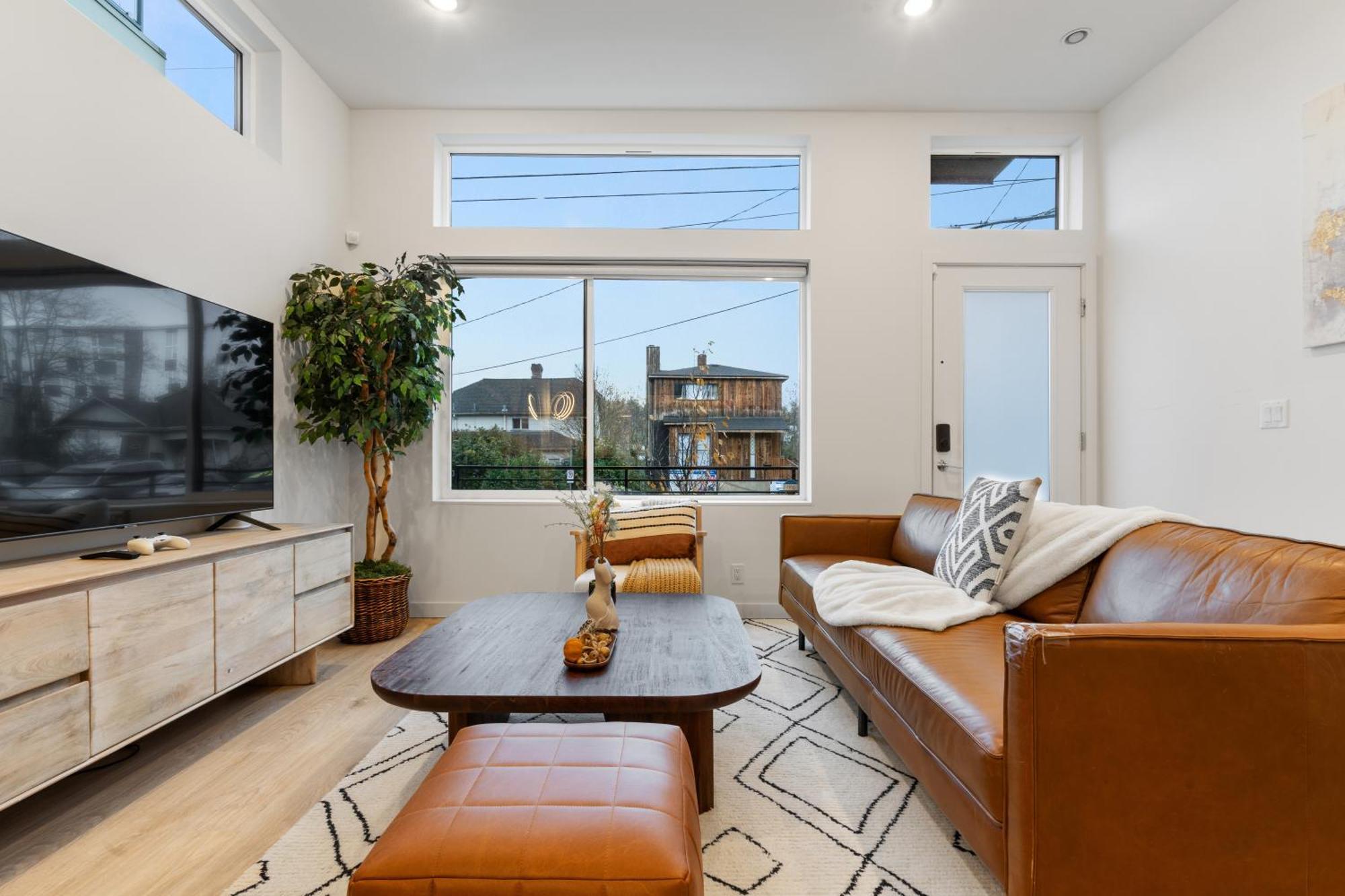 Luxe With Views & Rooftop