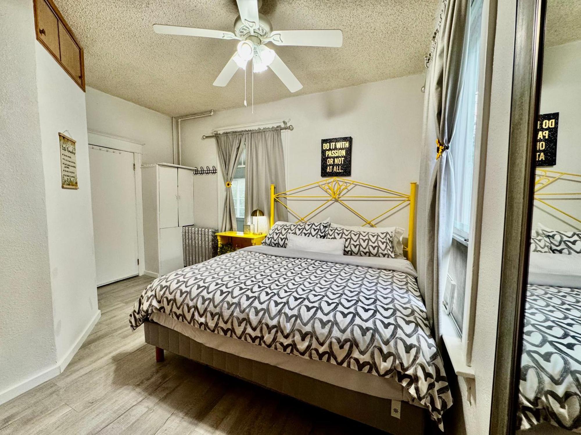 With 2 Bedrooms A King Bed Queen Bed And An Extra Sofa Bed Located 10 Minutes From Seatac Airport And 20 Minutes From Downtown