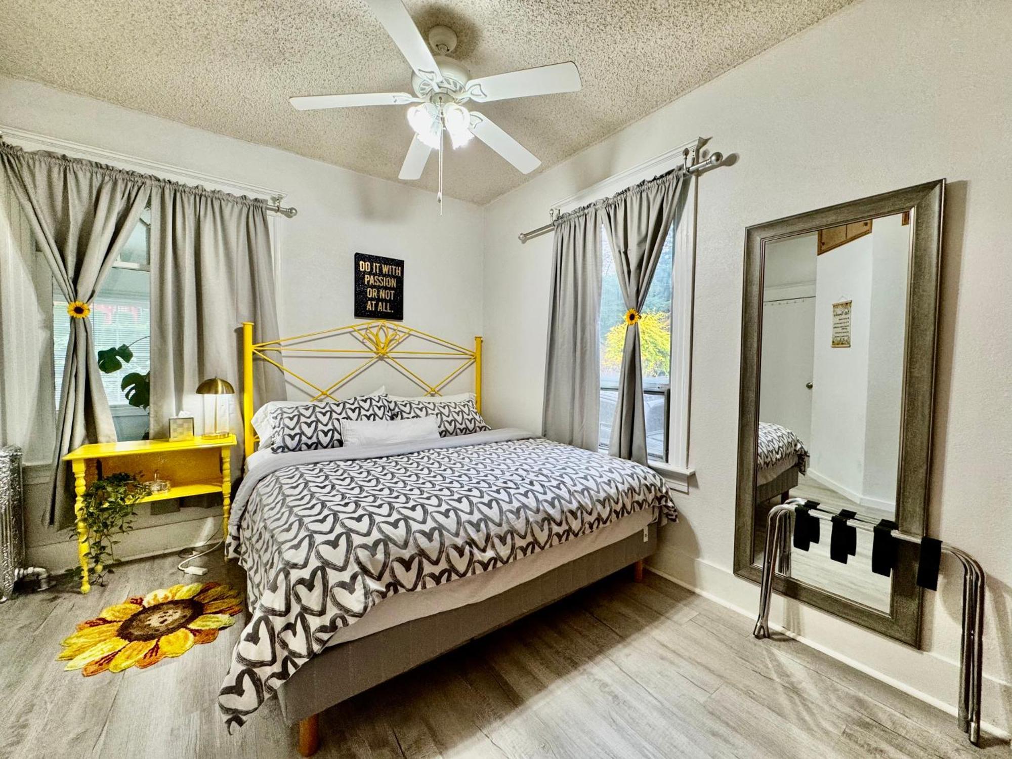 With 2 Bedrooms A King Bed Queen Bed And An Extra Sofa Bed Located 10 Minutes From Seatac Airport And 20 Minutes From Downtown Holiday home Seattle