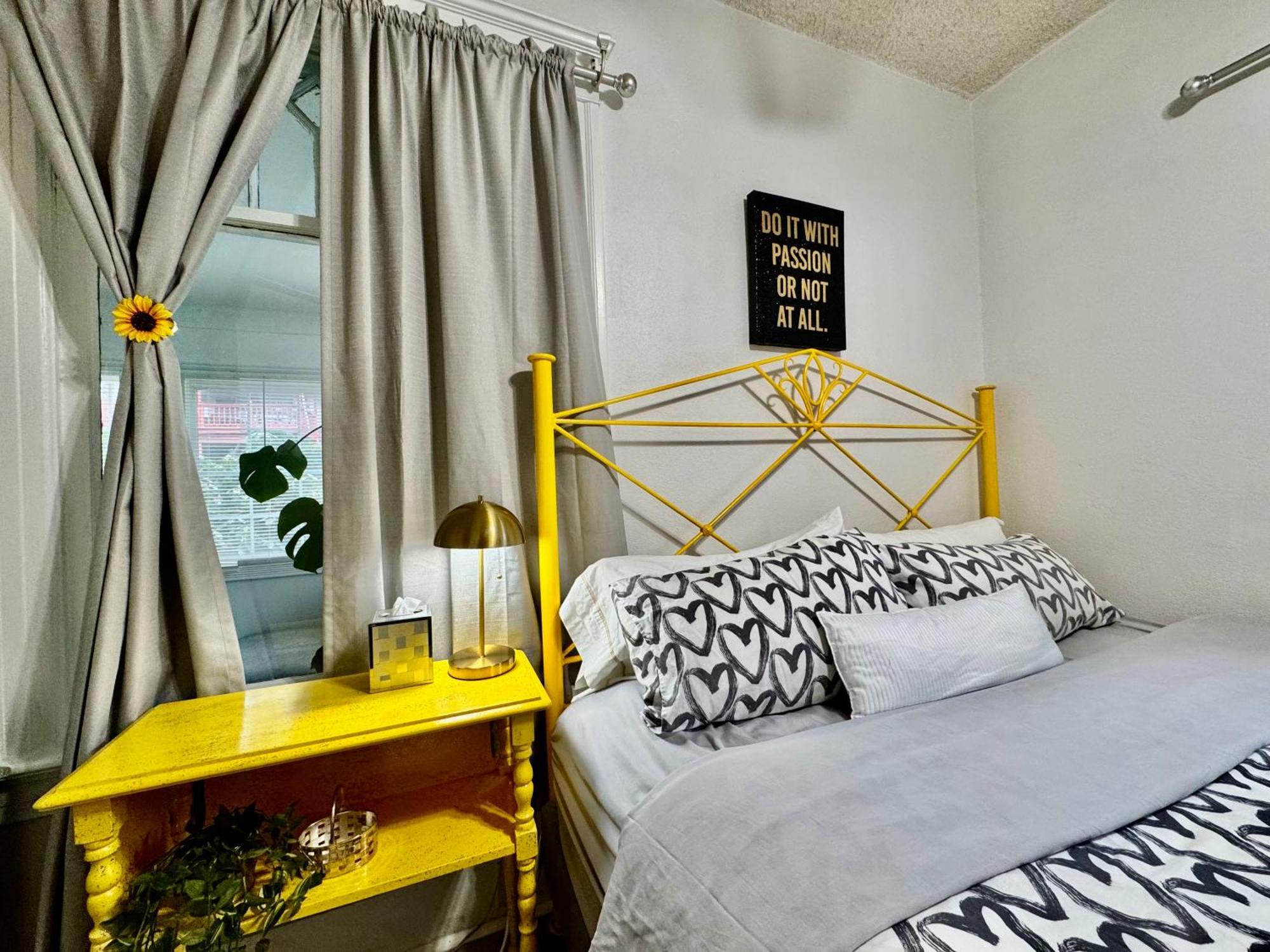 With 2 Bedrooms A King Bed Queen Bed And An Extra Sofa Bed Located 10 Minutes From Seatac Airport And 20 Minutes From Downtown