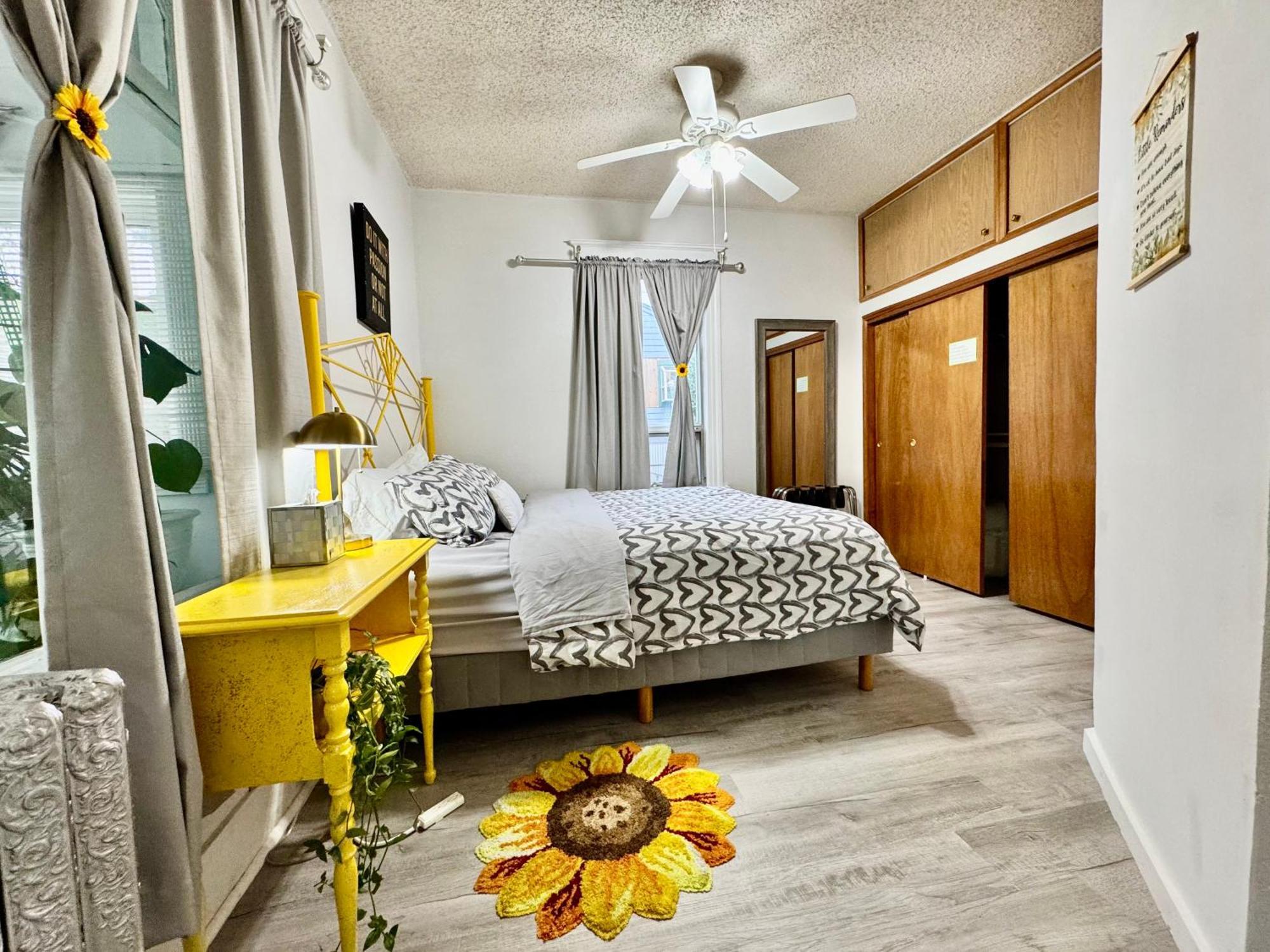 With 2 Bedrooms A King Bed Queen Bed And An Extra Sofa Bed Located 10 Minutes From Seatac Airport And 20 Minutes From Downtown Holiday home *