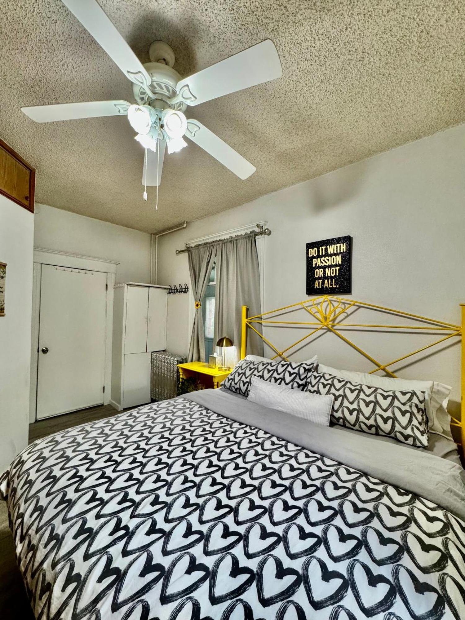 Holiday home With 2 Bedrooms A King Bed Queen Bed And An Extra Sofa Bed Located 10 Minutes From Seatac Airport And 20 Minutes From Downtown *