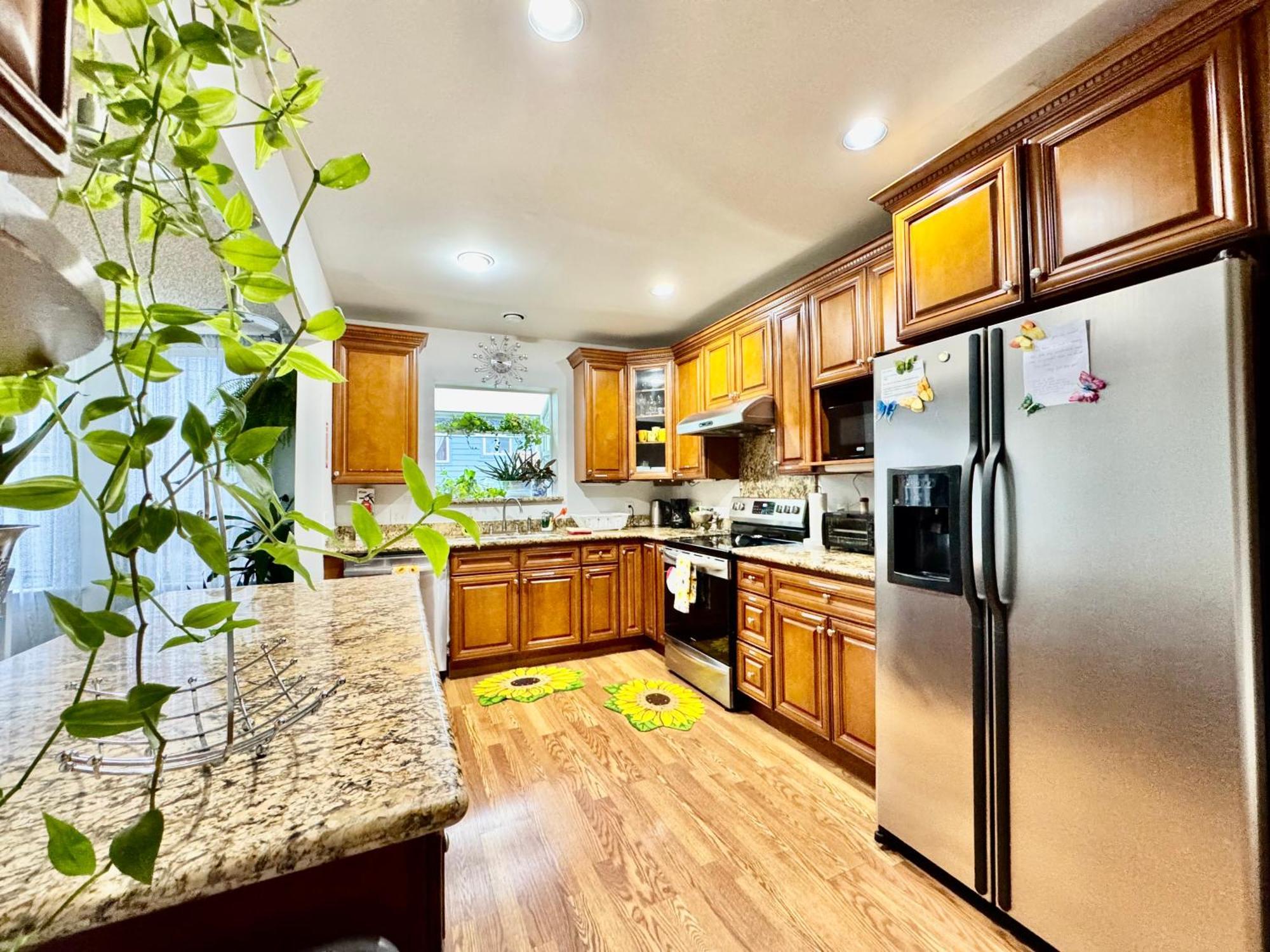 With 2 Bedrooms A King Bed Queen Bed And An Extra Sofa Bed Located 10 Minutes From Seatac Airport And 20 Minutes From Downtown Holiday home Seattle