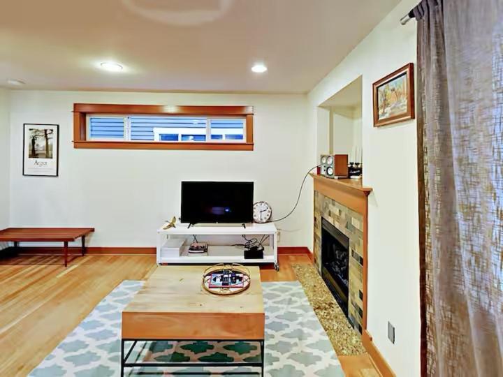 Fremont & Woodland Park Zoo Cozy Living Apartment *
