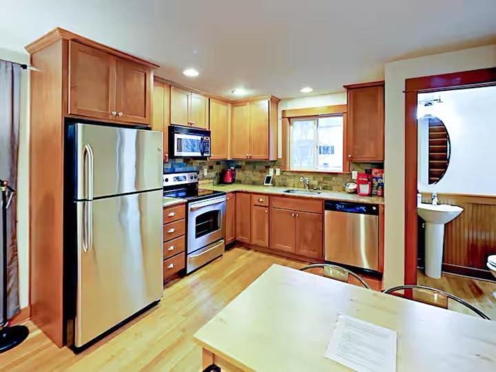 Fremont & Woodland Park Zoo Cozy Living Apartment