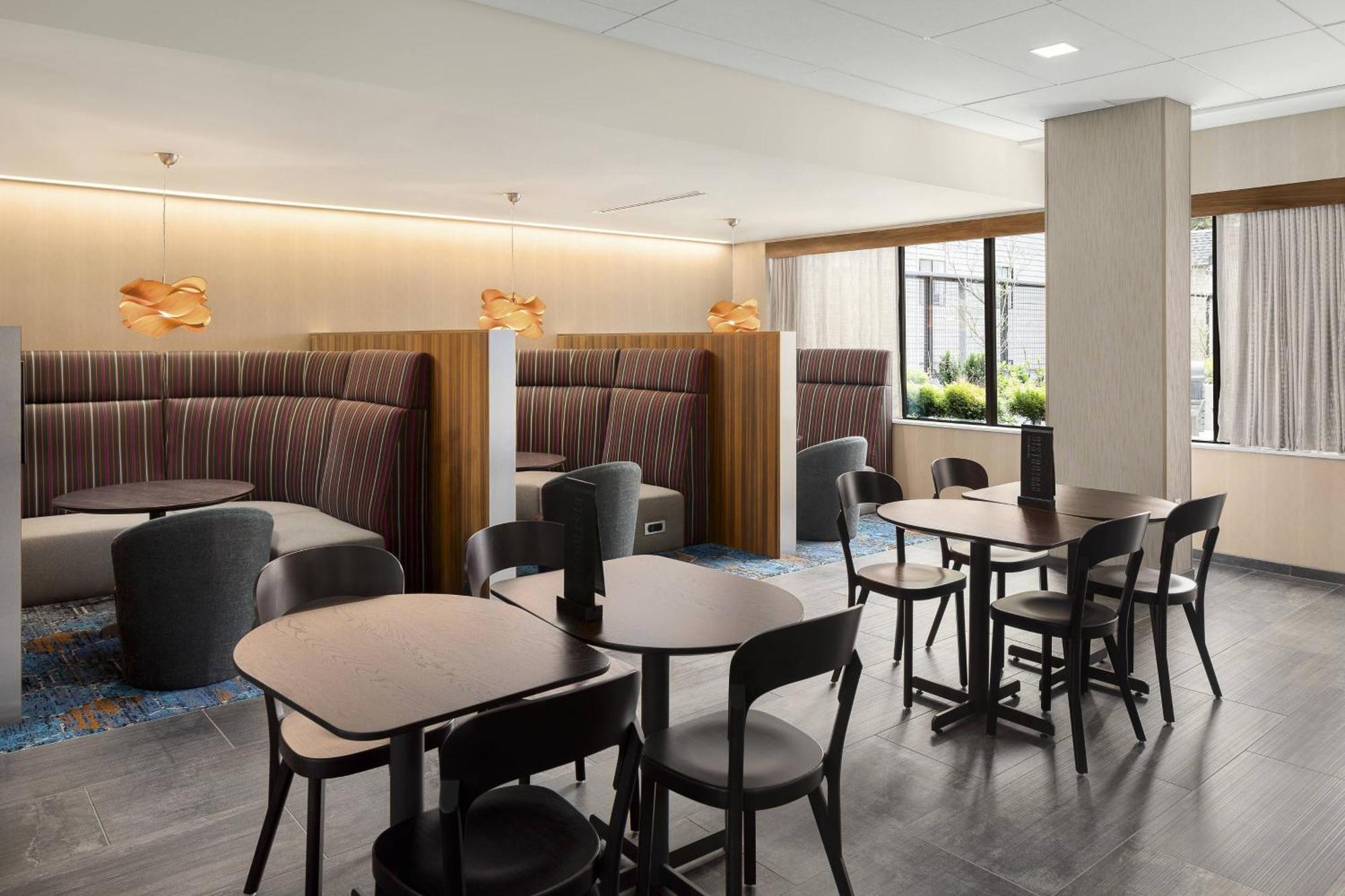 Courtyard By Marriott Northgate Hotel