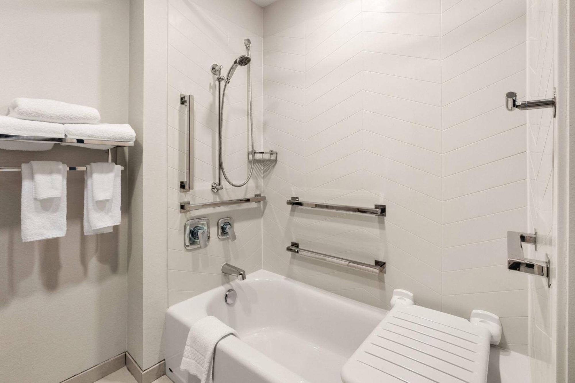Hotel Fairfield & By Marriott Downtown/seattle Center 2*