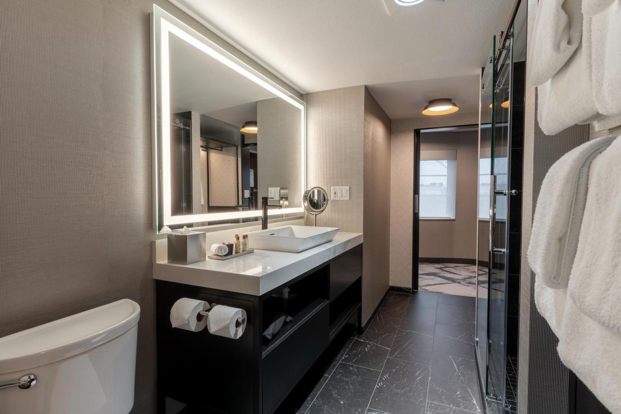 Silver Cloud - Broadway Hotel