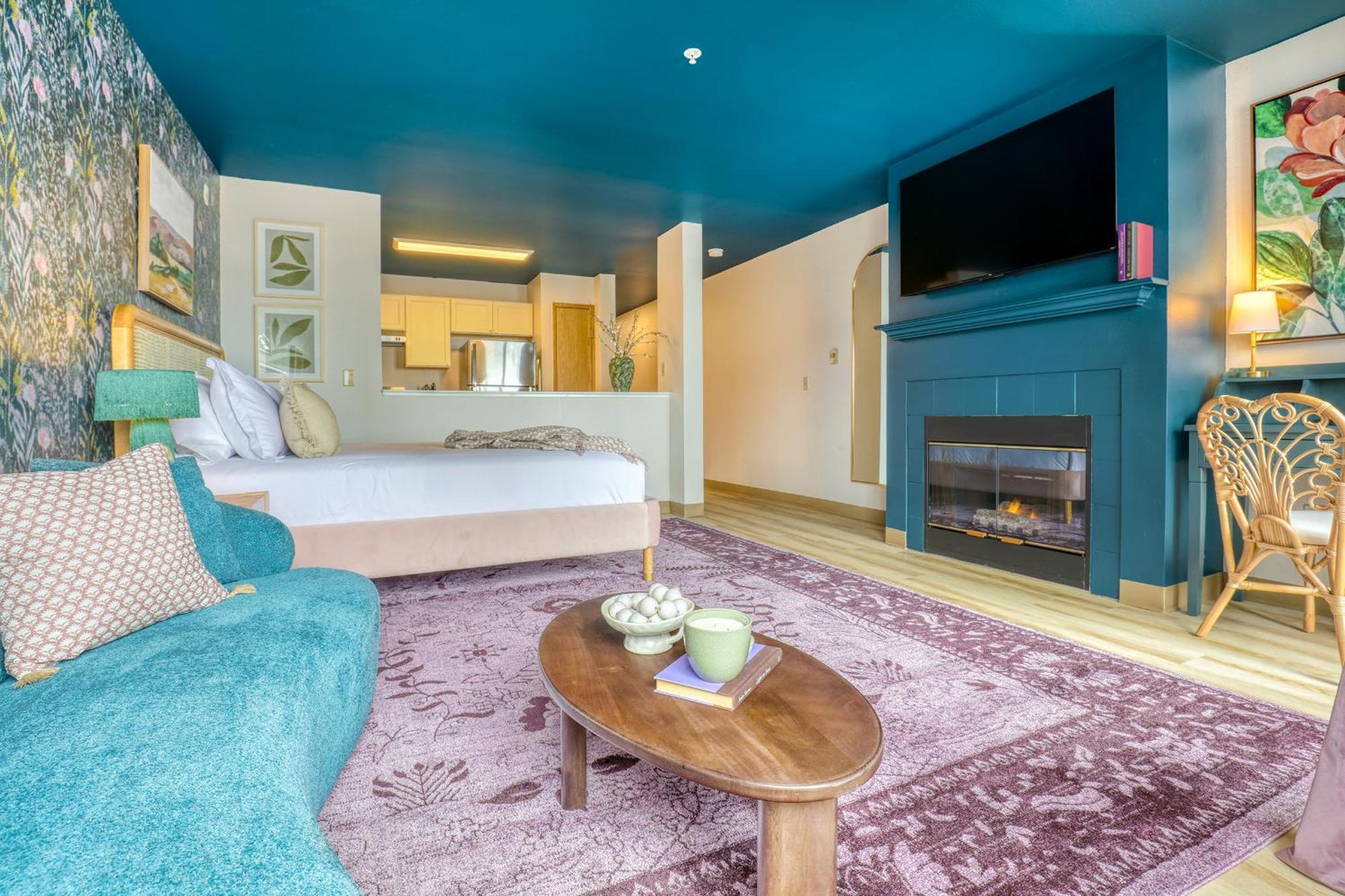 Quest Travels Hotel *