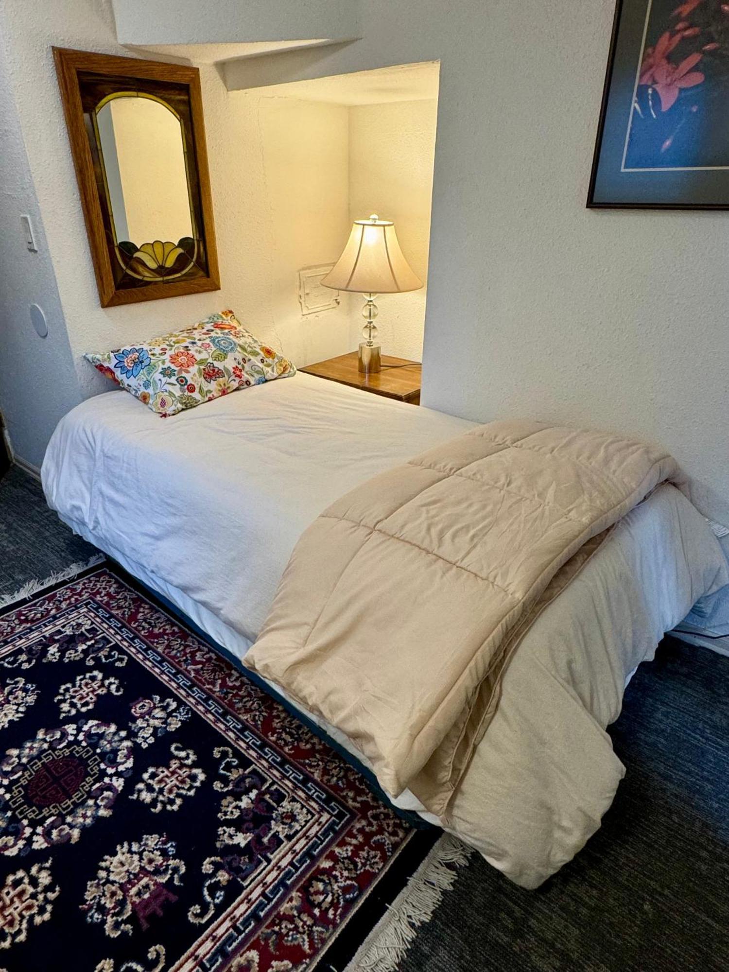 Apartment Queen Bea-seattle-queen Anne-basement-level