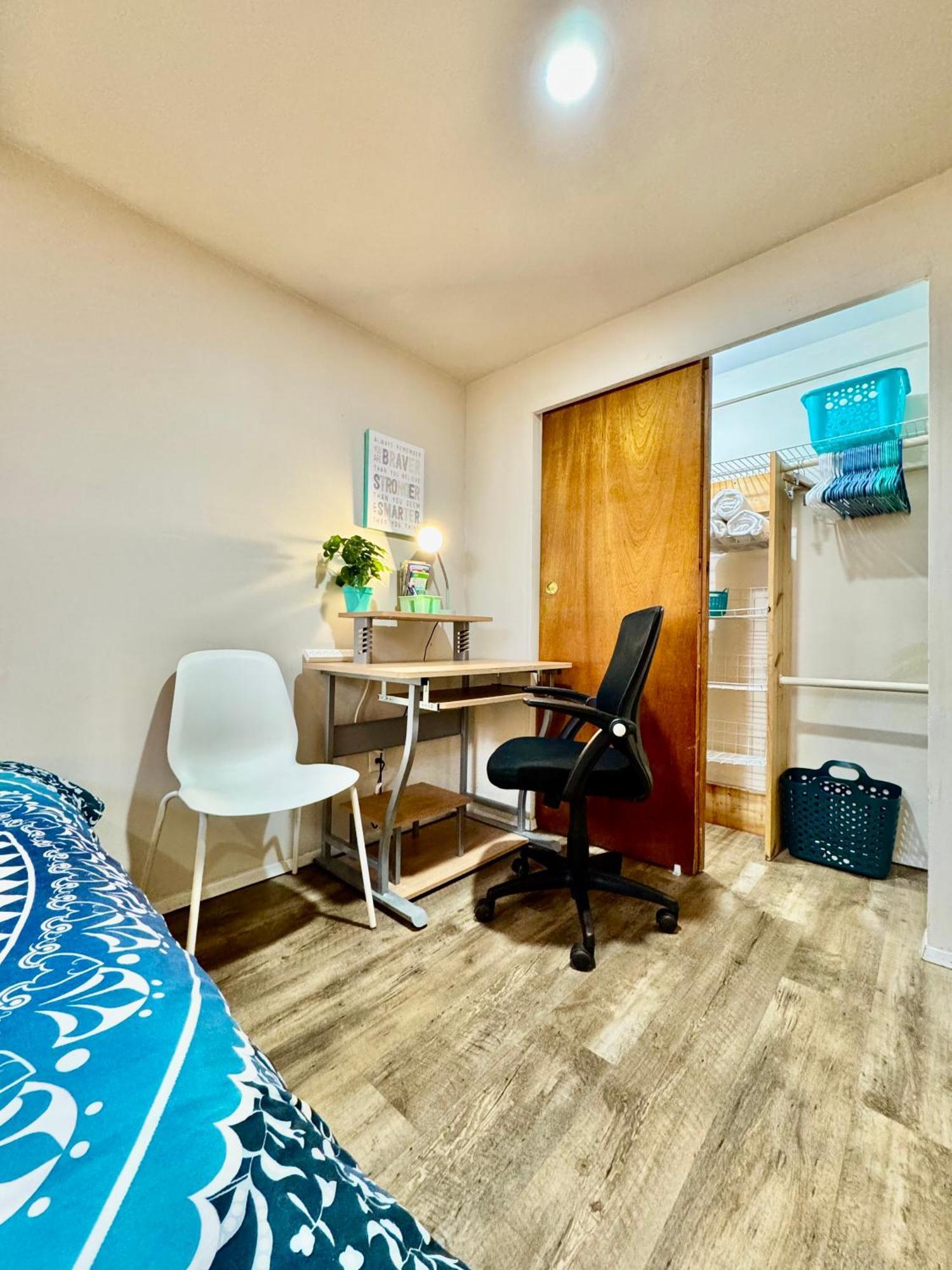 Cozy Private With Shared Bathroom On The 1st Floor - Conveniently Located Near Seatac Airport And Downtown *