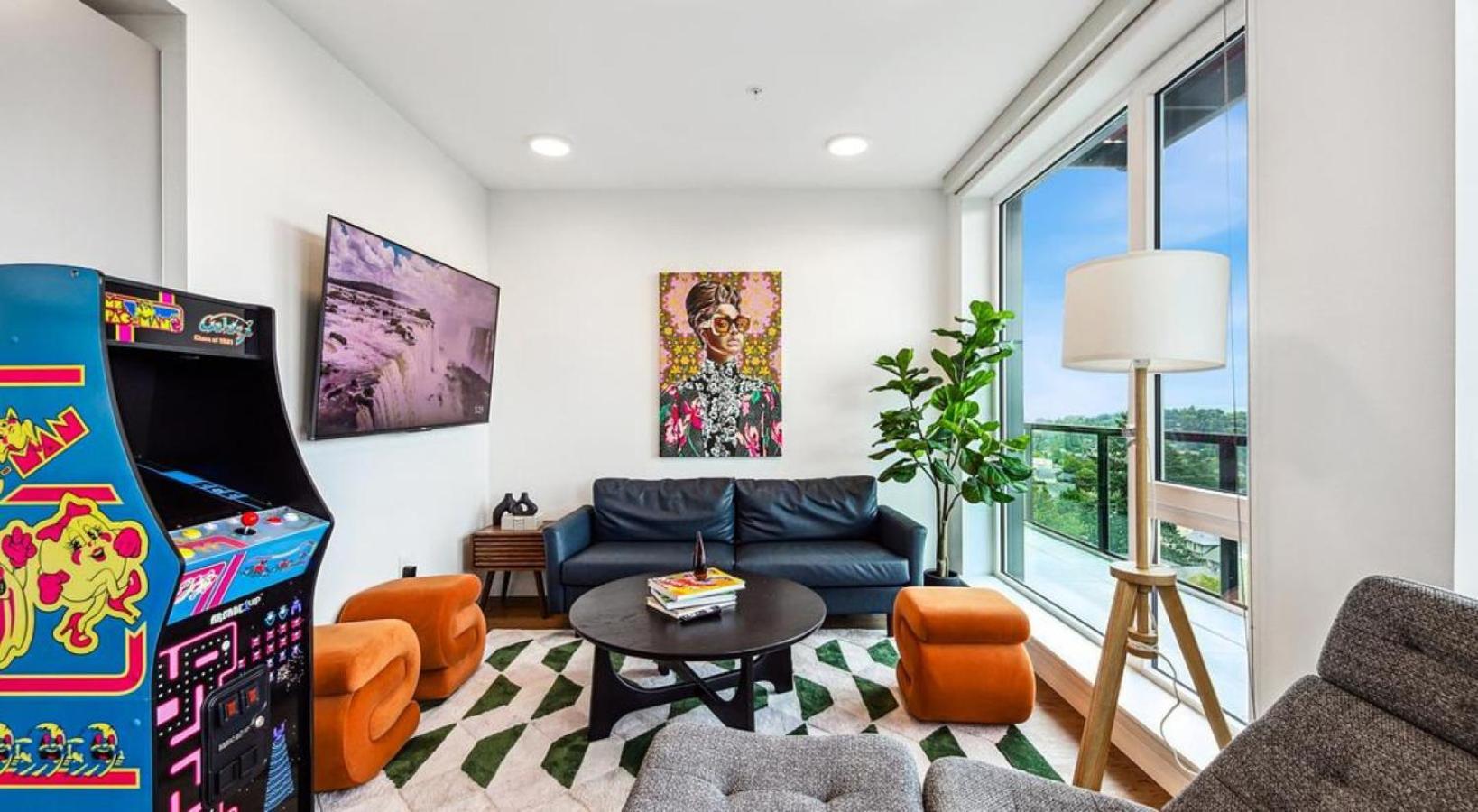 Landing At Madrone - In District Apartment
