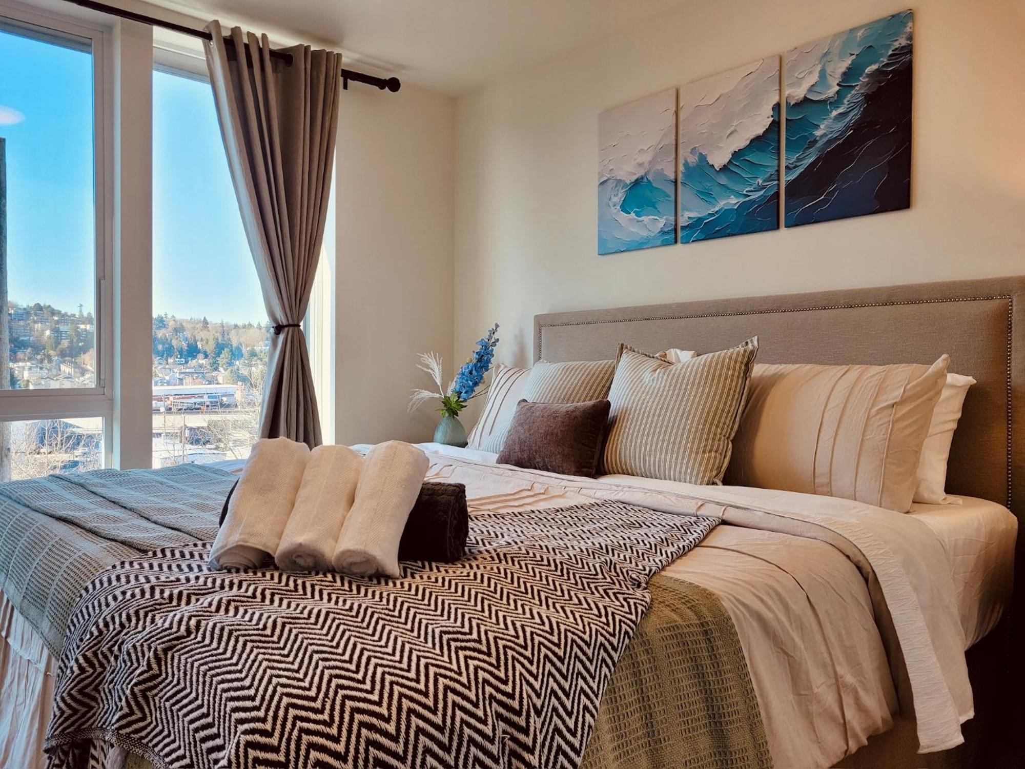 Luxe & Bright Gem - Prime Location, Roof Deck, View Apartment